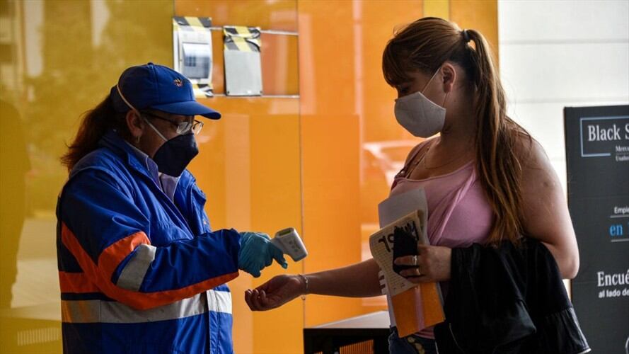 El Gobierno advierte que el país está pasando por el primer pico de contagios y que se mantiene la alerta para evitar rebrotes. Foto: Getty Images / GUILLERMO LEGARIA