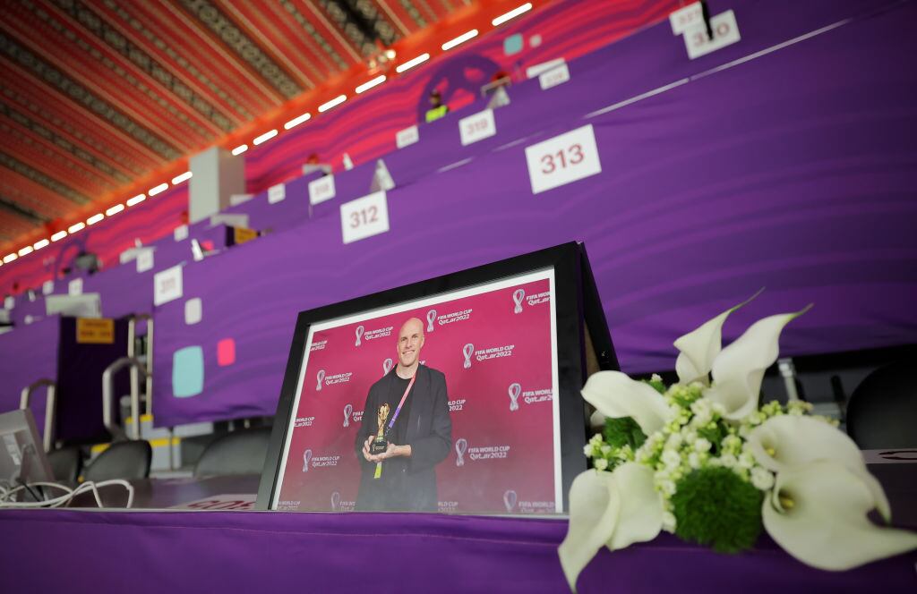 Flores en el lugar de trabajo, previo al partido entre Inglaterra y Francia, del periodista Grant Wahl, fallecido en Qatar. Foto: Hector Vivas - FIFA/FIFA via Getty Images