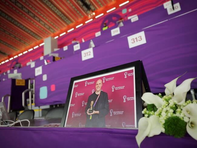 Flores en el lugar de trabajo, previo al partido entre Inglaterra y Francia, del periodista Grant Wahl, fallecido en Qatar. Foto: Hector Vivas - FIFA/FIFA via Getty Images