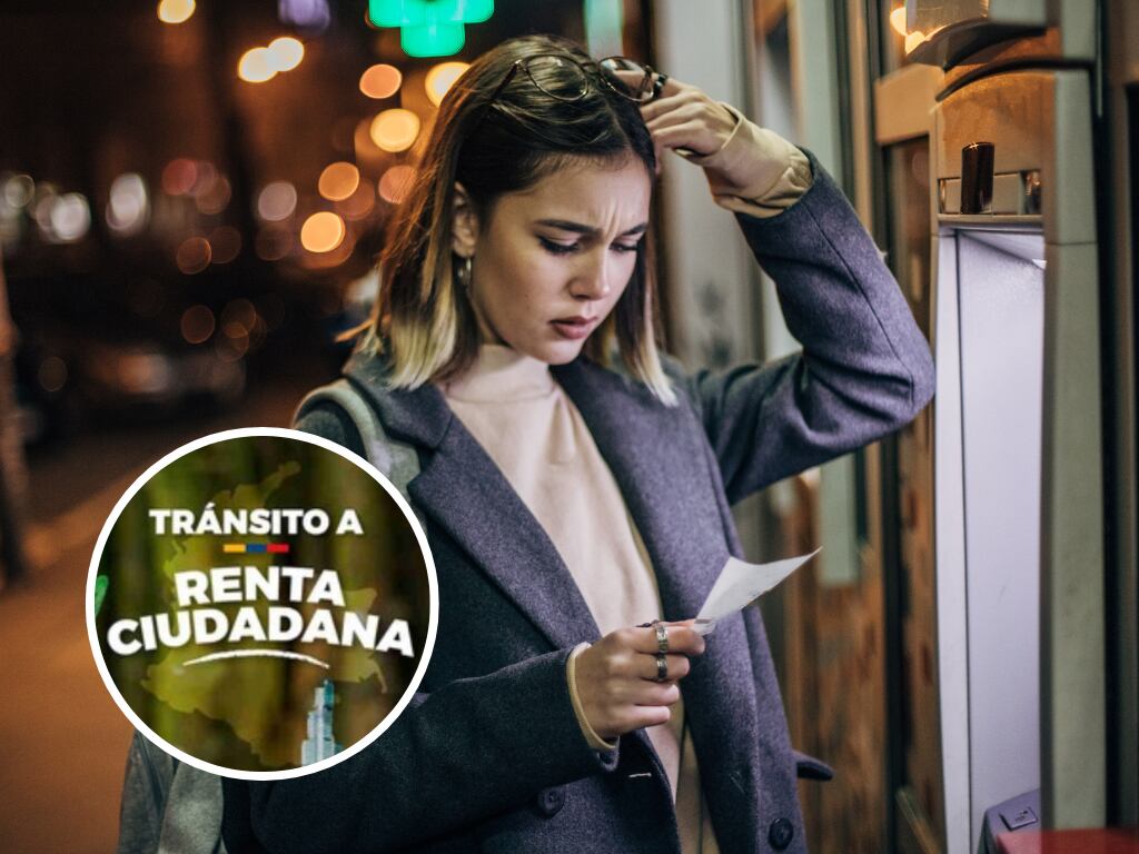 Mujer preocupada porque no tiene saldo en el cajero y de fondo un logo referente al programa 'Tránsi a Renta Ciudadana' (Foto vía Getty Images)