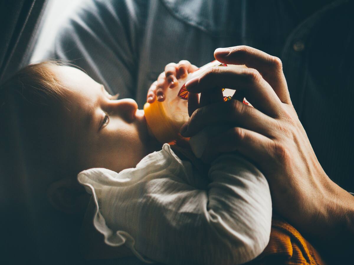 Arrestan en EE.UU. a madre de 17 años que le dio a su bebé tetero con fentanilo