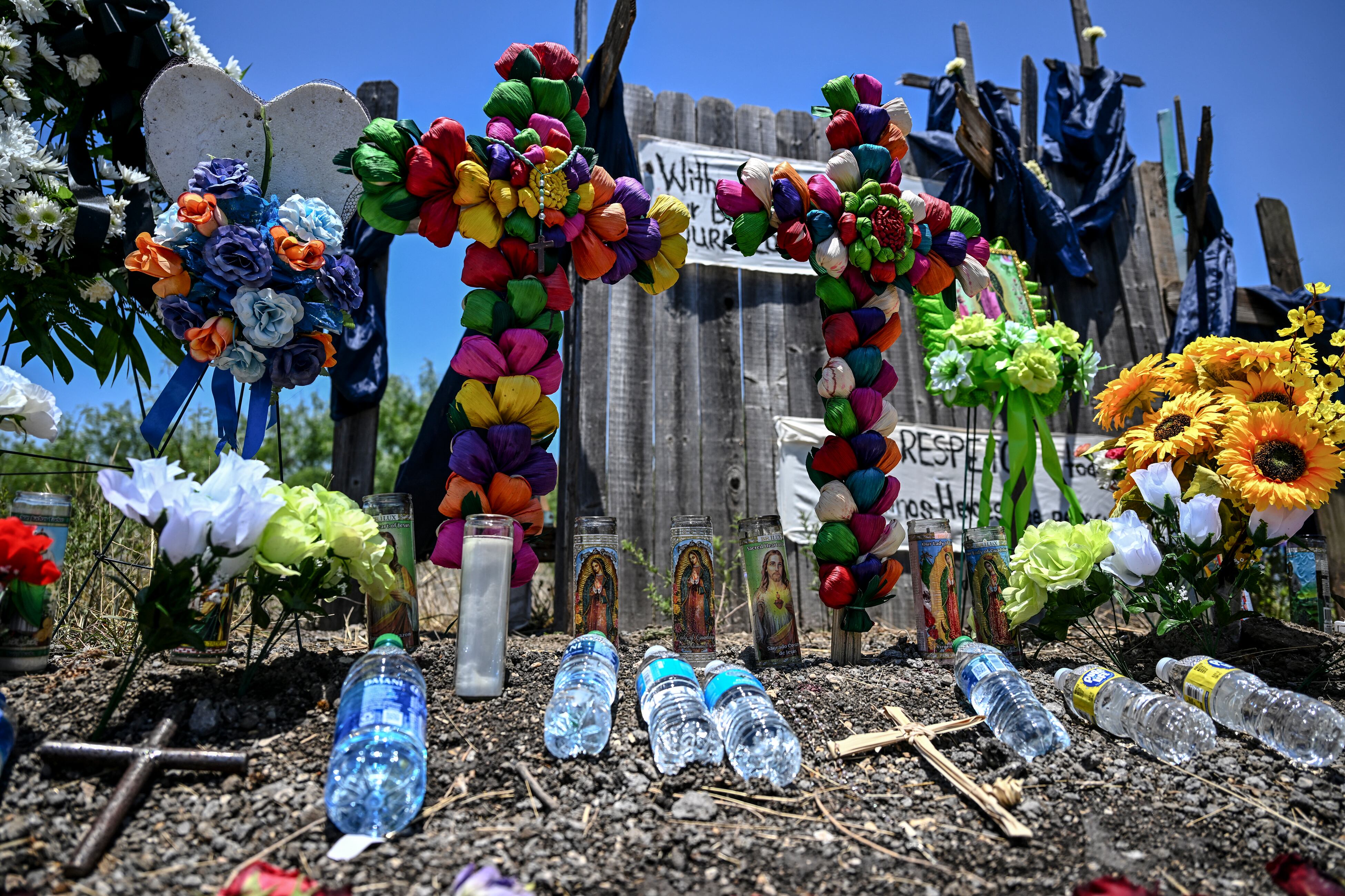 Homenaje a inmigrantes fallecidos en Texas (Photo by CHANDAN KHANNA / AFP)