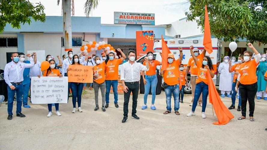 Entre críticas y aplausos, Caicedo terminó la  entregan de ambulancias. Foto: Gobernación del Magdalena