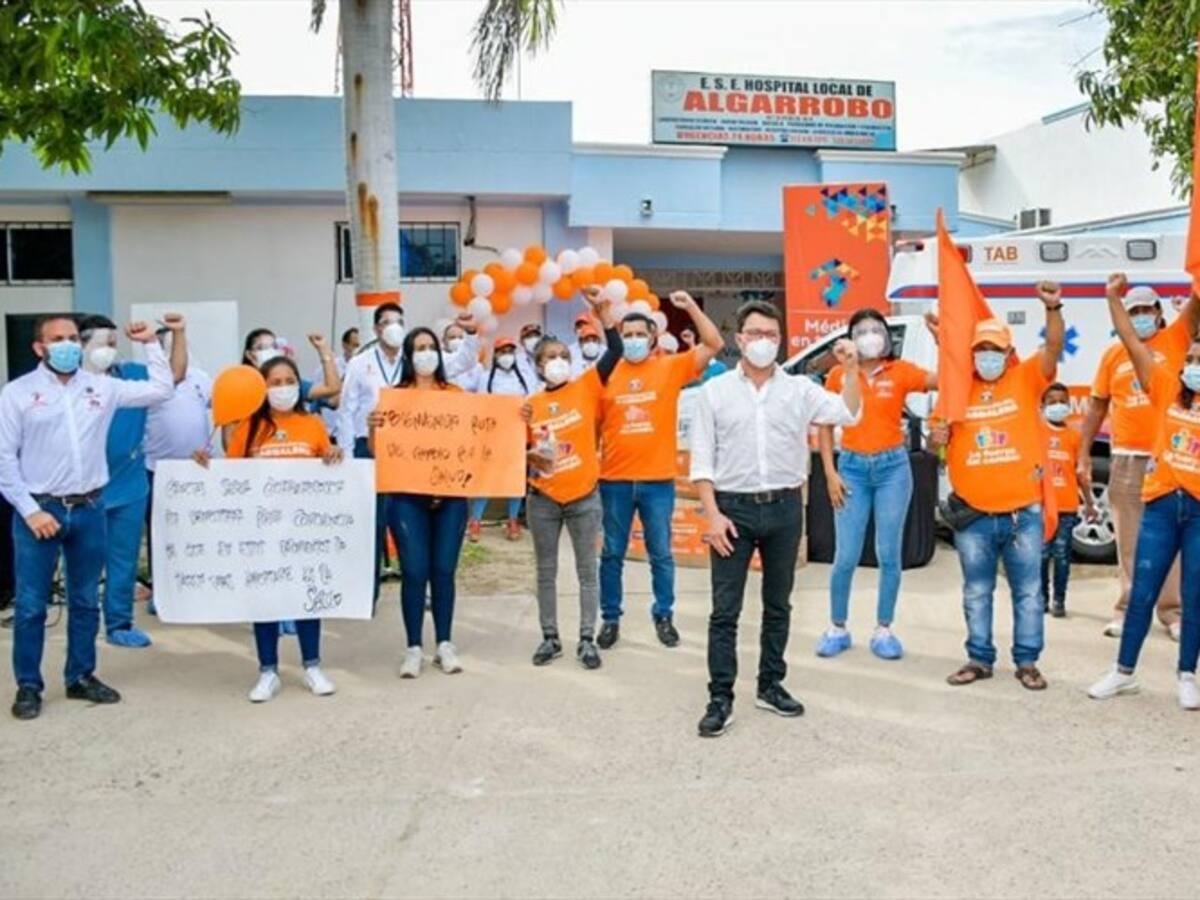 Entre críticas y aplausos Caicedo terminó la entrega de ambulancias