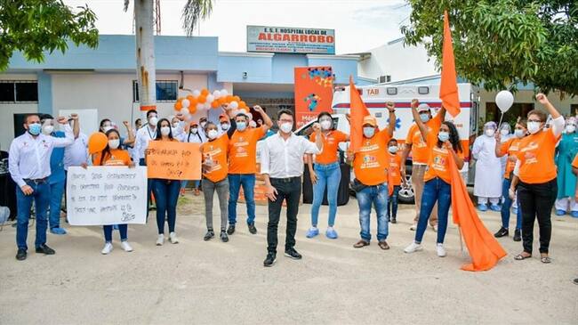 Entre críticas y aplausos, Caicedo terminó la entregan de ambulancias. Foto: Gobernación del Magdalena