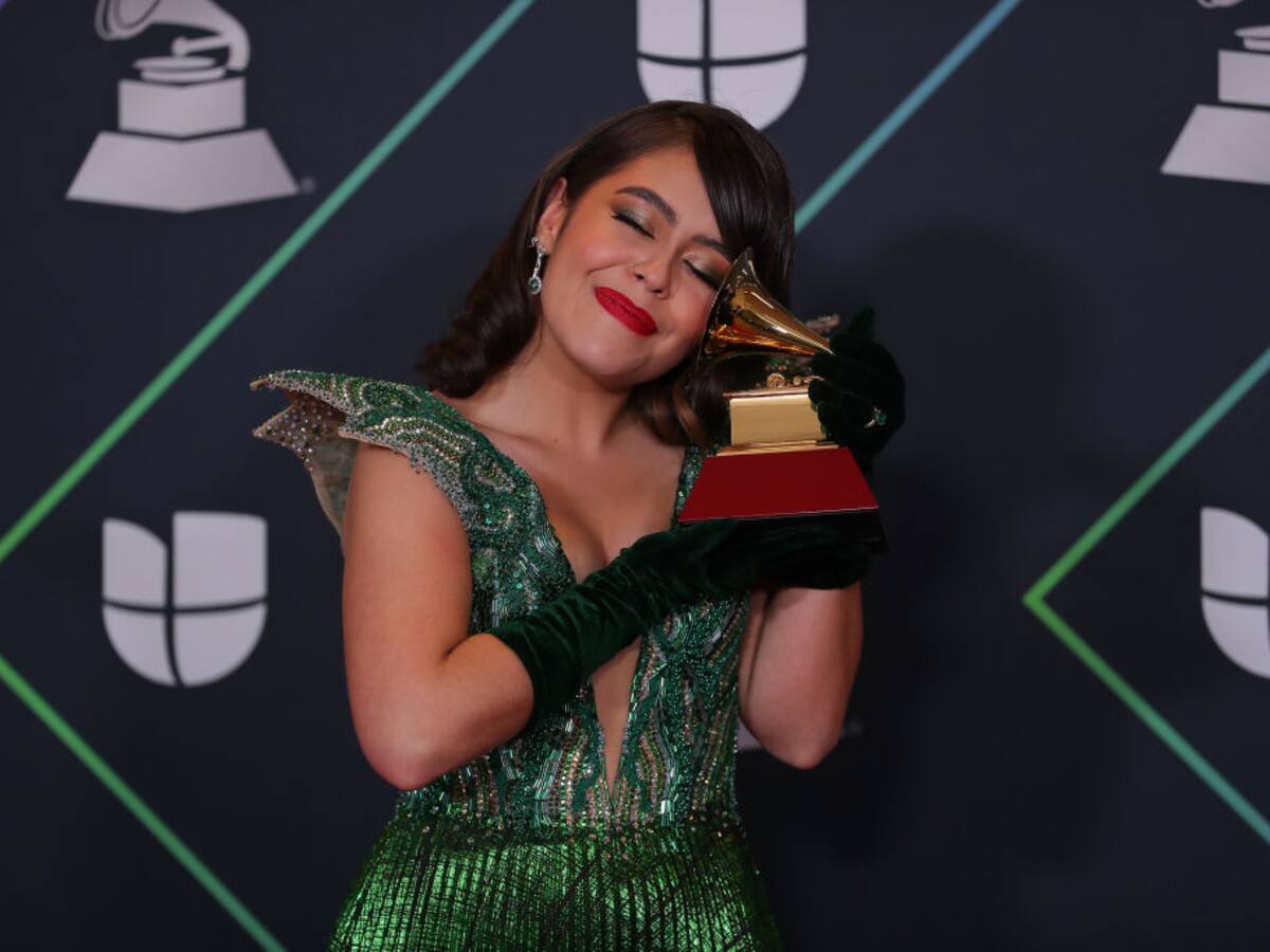 De rodillas y con lágrimas: Juliana Velásquez conmueve al ganar Grammy Latino como Mejor Nueva Artista