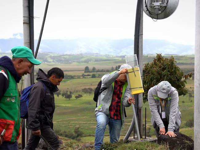 Los cenizómetros se adecuaron en Paletará, veredas de Coconuco y en el casco urbano de Puracé. Crédito: Servicio Geológico Colombiano.