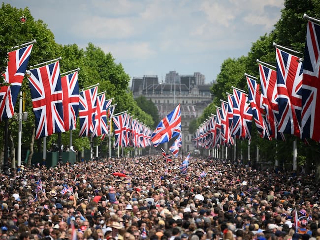 Members of the public fill The Mall before a flypast during the Queen&#039;s Birthday Parade, the Trooping the Colour, as part of Queen Elizabeth II&#039;s Platinum Jubilee celebrations, in London on June 2, 2022. (Photo by Daniel LEAL / various sources / AFP)