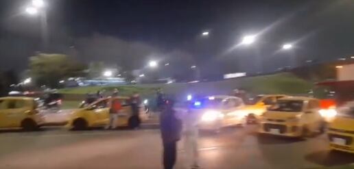 Bloqueo de taxistas en Bogotá. Foto: Captura video W Radio