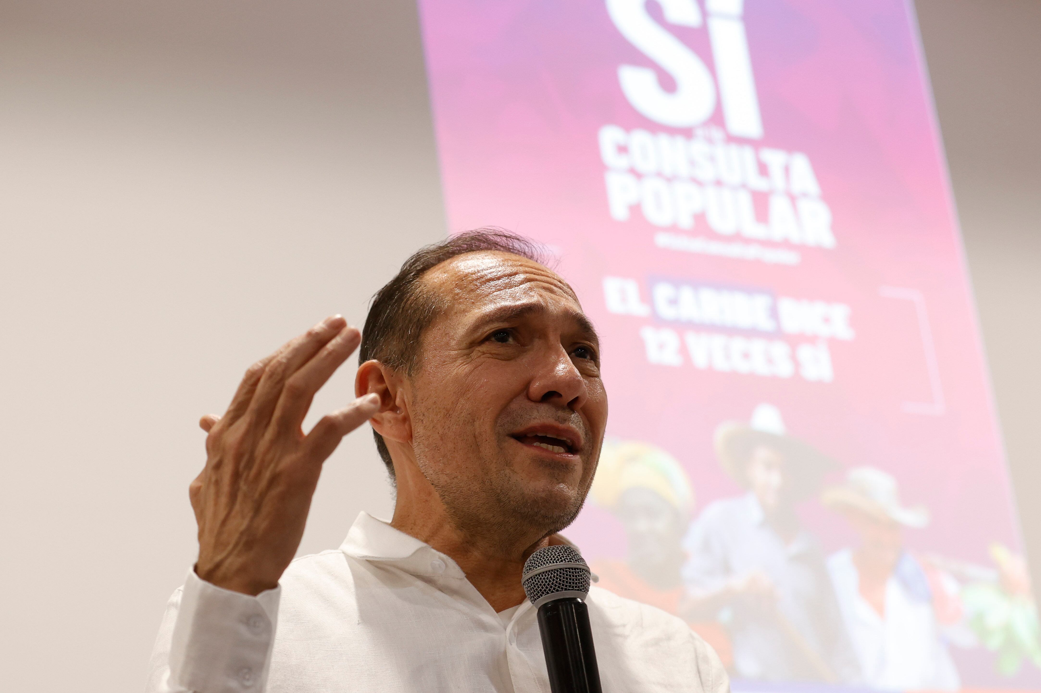 AME8272. SANTA MARTA (COLOMBIA), 15/05/2025.- El ministro del Trabajo, Antonio Sanguino, habla durante un encuentro este jueves, en Santa Marta (Colombia). El partido Pacto Histórico, liderado por el presidente colombiano Gustavo Petro, presentó formalmente este jueves ante el Senado una petición para que el pleno repita la votación sobre la consulta popular que fue rechazada ayer, en un sufragio que el mandatario calificó de "fraude" y "burla a la Constitución". EFE/ Mauricio Dueñas Castañeda