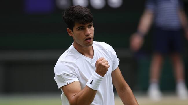 London (United Kingdom), 12/07/2024.- Carlos Alcaraz of Spain in action during his Men's Singles semi-finals match against Daniil Medvedev of Russia at the Wimbledon Championships, in Wimbledon, London, Britain, 12 July 2024. (Tenis, Rusia, España, Reino Unido, Londres) EFE/EPA/ADAM VAUGHAN EDITORIAL USE ONLY
