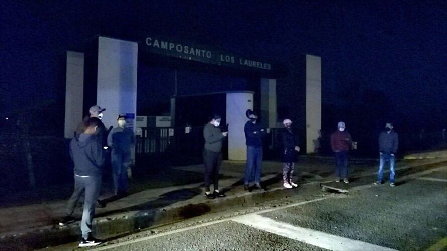 La comunidad aseveró que el cadáver fue sepultado en el cementerio Los Laureles en horas de la noche y en bolsas . Foto: Cortesía Oscar Solarte