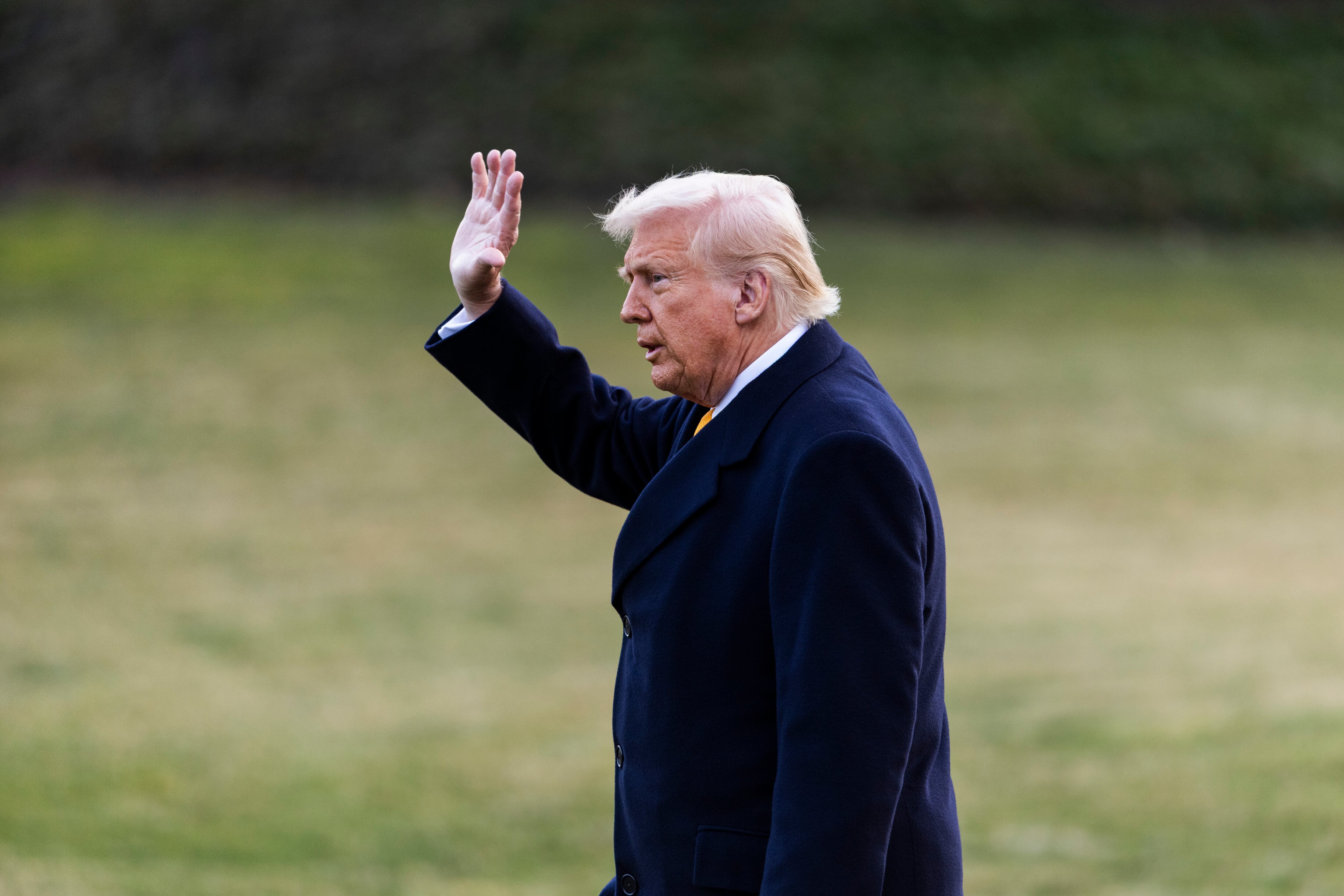 WASHINGTON (Estados Unidos), 08/03/2025.- El presidente de Estados Unidos, Donald Trump, sale del Despacho Oval rumbo a Florida.