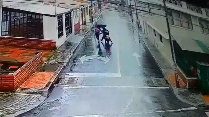 Según la denuncia, la placa de la moto es YHJ 46C. Foto: Pantallazo video Twitter @DIANHURO