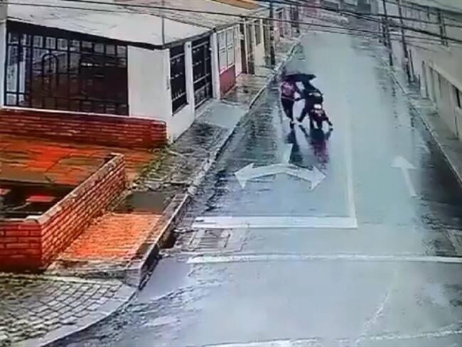 Según la denuncia, la placa de la moto es YHJ 46C. Foto: Pantallazo video Twitter @DIANHURO