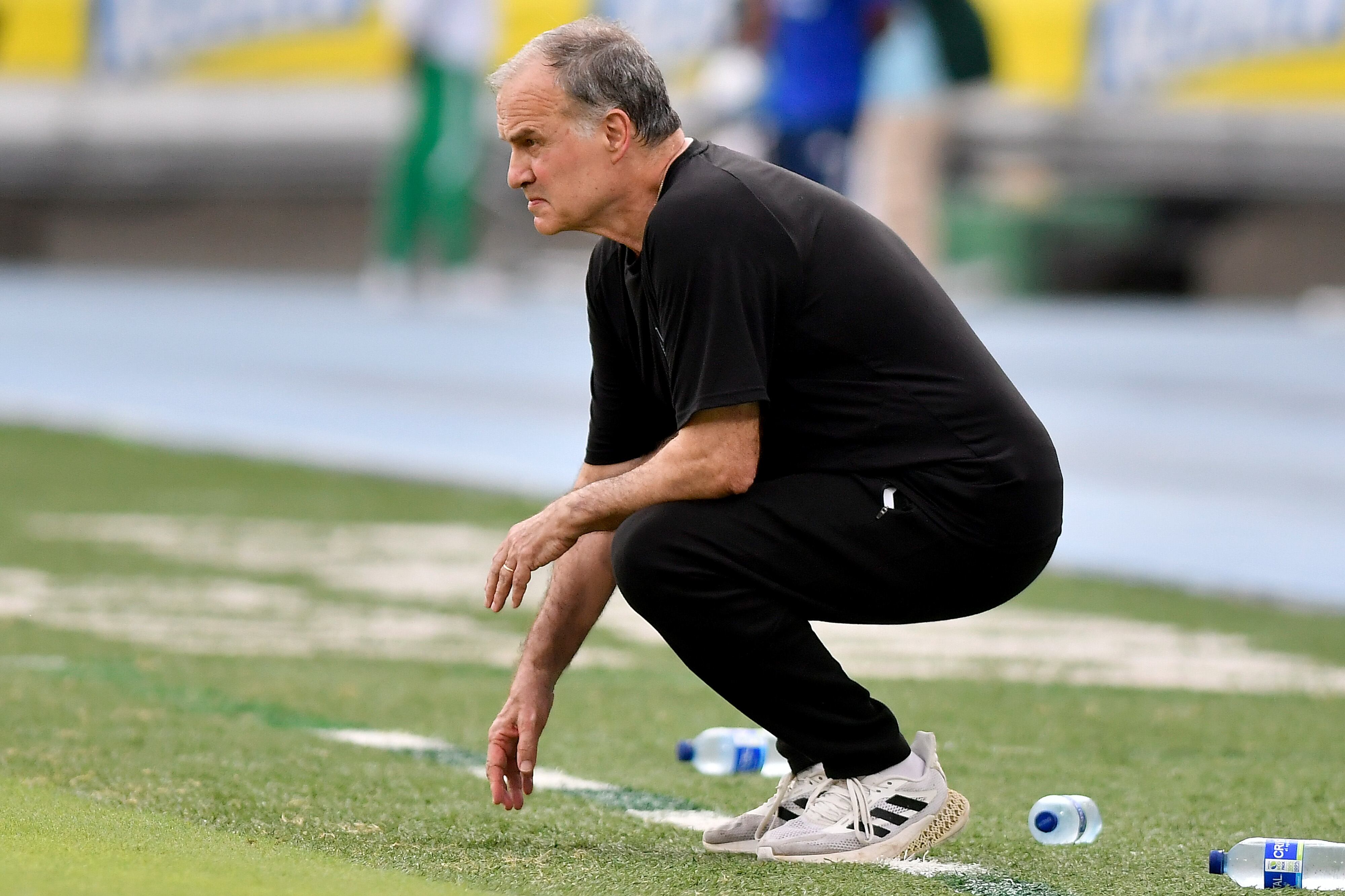 Marcelo Bielsa, entrenador de Uruguay, dirigiendo a su combinado nacional. Foto: Gabriel Aponte/Getty Images.
