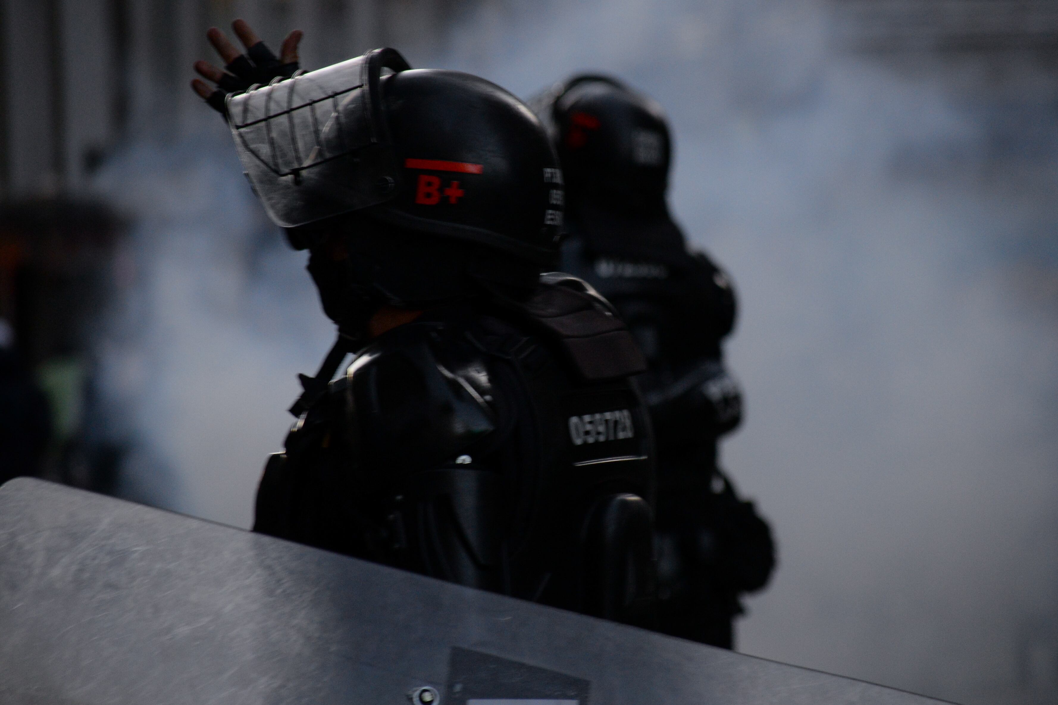 Se registró una nueva noche de enfrentamientos entre el Esmad y un grupo de manifestantes en el sector de Molinos, en el sur de Bogotá