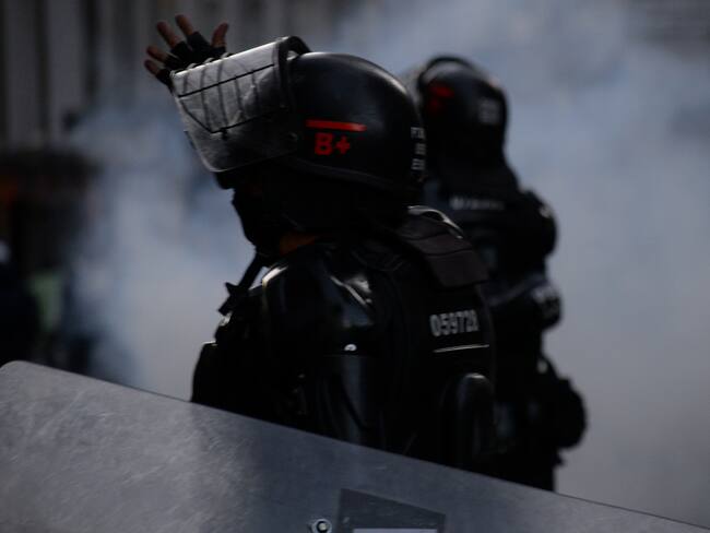 Se registró una nueva noche de enfrentamientos entre el Esmad y un grupo de manifestantes en el sector de Molinos, en el sur de Bogotá