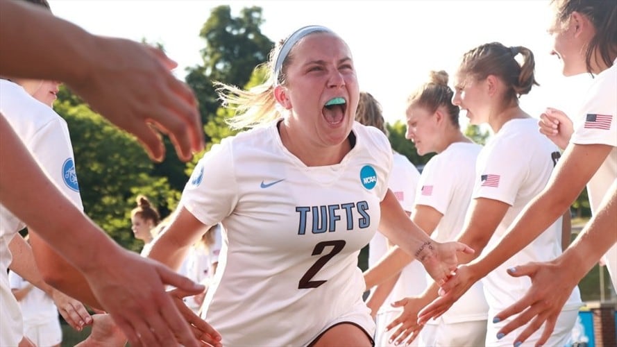 Madie Nicpon, la # 2 de los Tufts en el Campeonato de Lacrosse Femenino División III celebrado en el Kerr Stadium. Foto: Getty Images/Grant Halverson