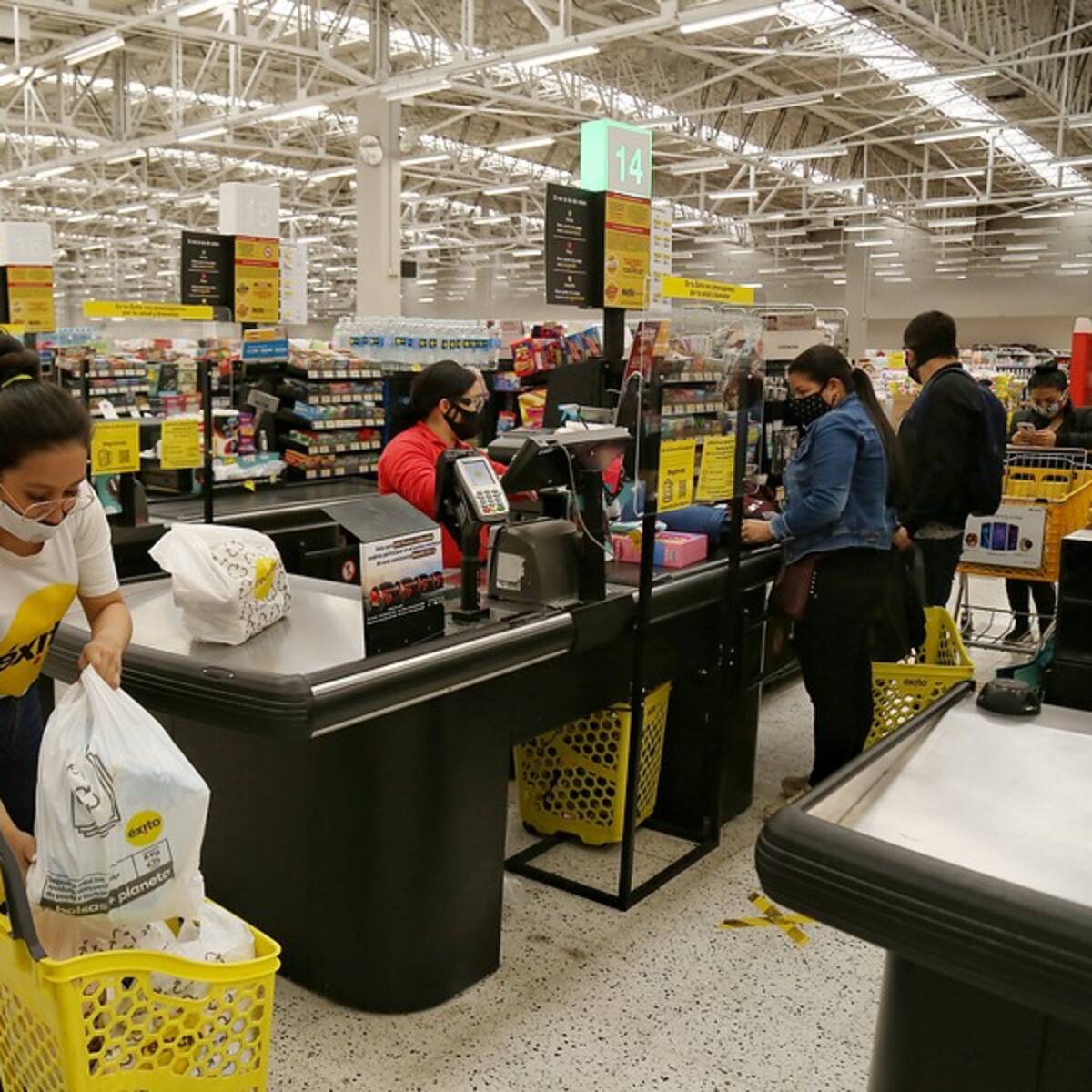 Éxito compra 5 almacenes de La 14 en Colombia