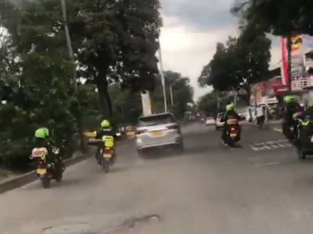 Cruce de disparos y persecución en Cali por el robo de una camioneta