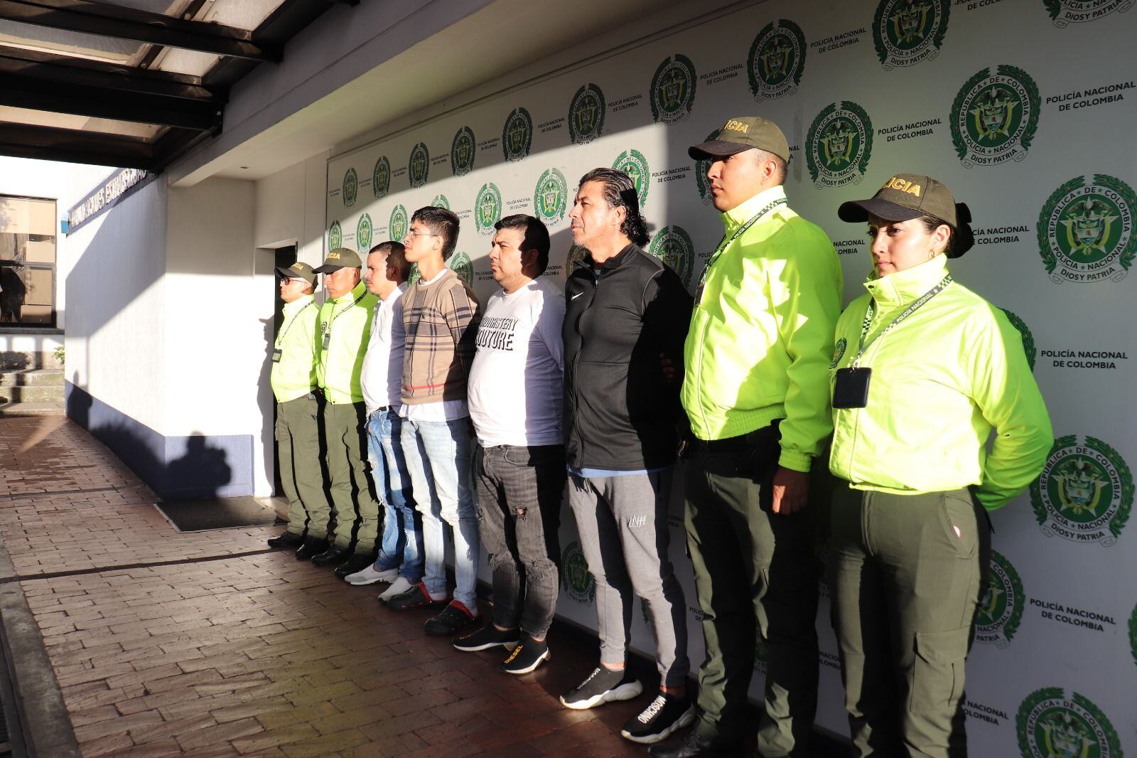 Los capturados son requeridas en extradición por los delitos de Narcotráfico y concierto para delinquir. Foto: Policía.