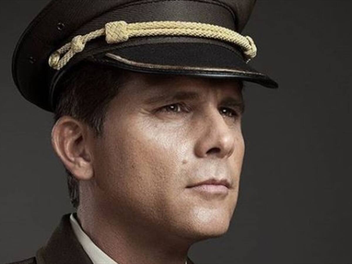 Christian Meier le da vida al General Óscar Naranjo