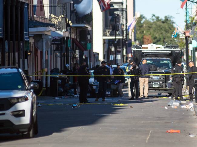 New Orleans (United States), 01/01/2025.- Police respond in the French Quarter after a car plowed into a crowd in New Orleans, Louisiana, USA, 01 January 2025. At least 10 people are dead and 30 injured after a man drove a white pickup truck into a crowd on Bourbon Street. The driver was killed in a shootout with police. The FBI is investigating the incident as an act of terrorism. (Terrorismo, Nueva Orleáns) EFE/EPA/SHAWN FINK