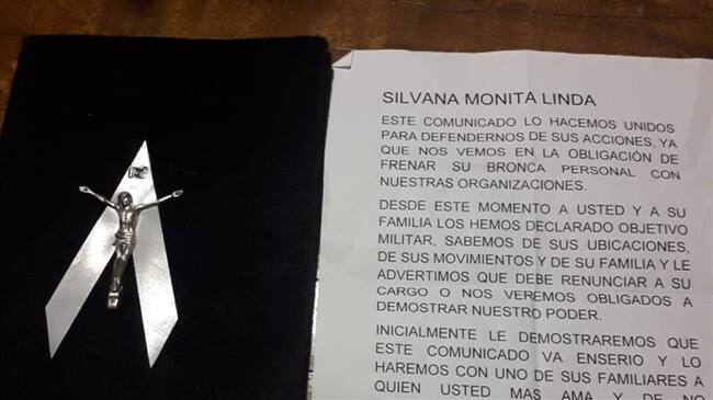 En el escrito se le declara como objetivo militar y le exigen la renuncia a su cargo. . Foto: Cortesía