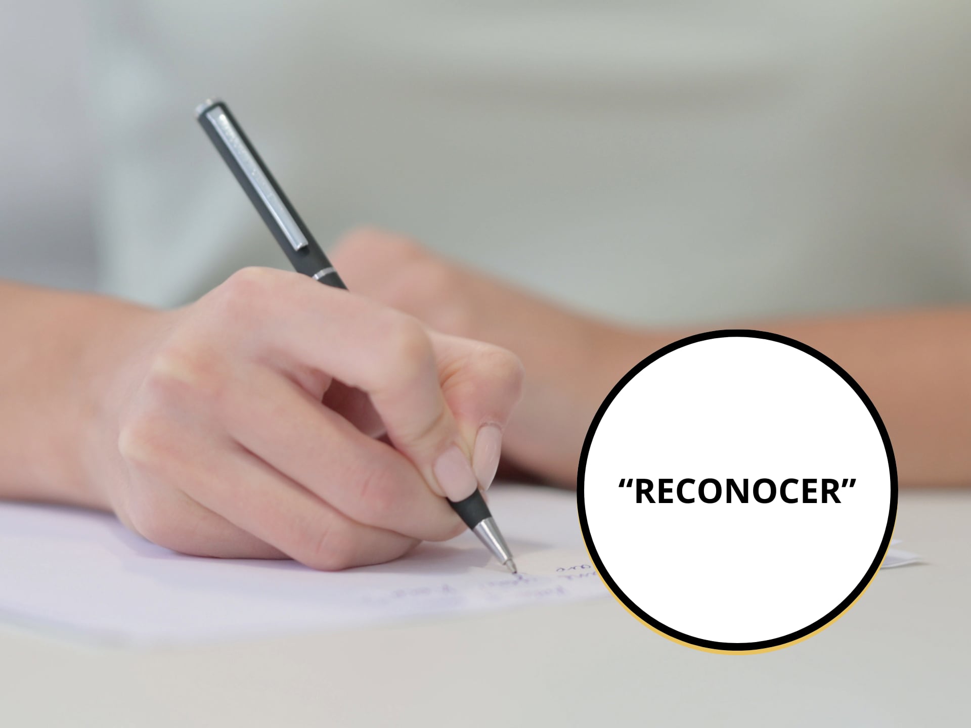 Persona escribiendo en una hoja. En el círculo, “reconocer”, palabra palíndromo (GettyImages)