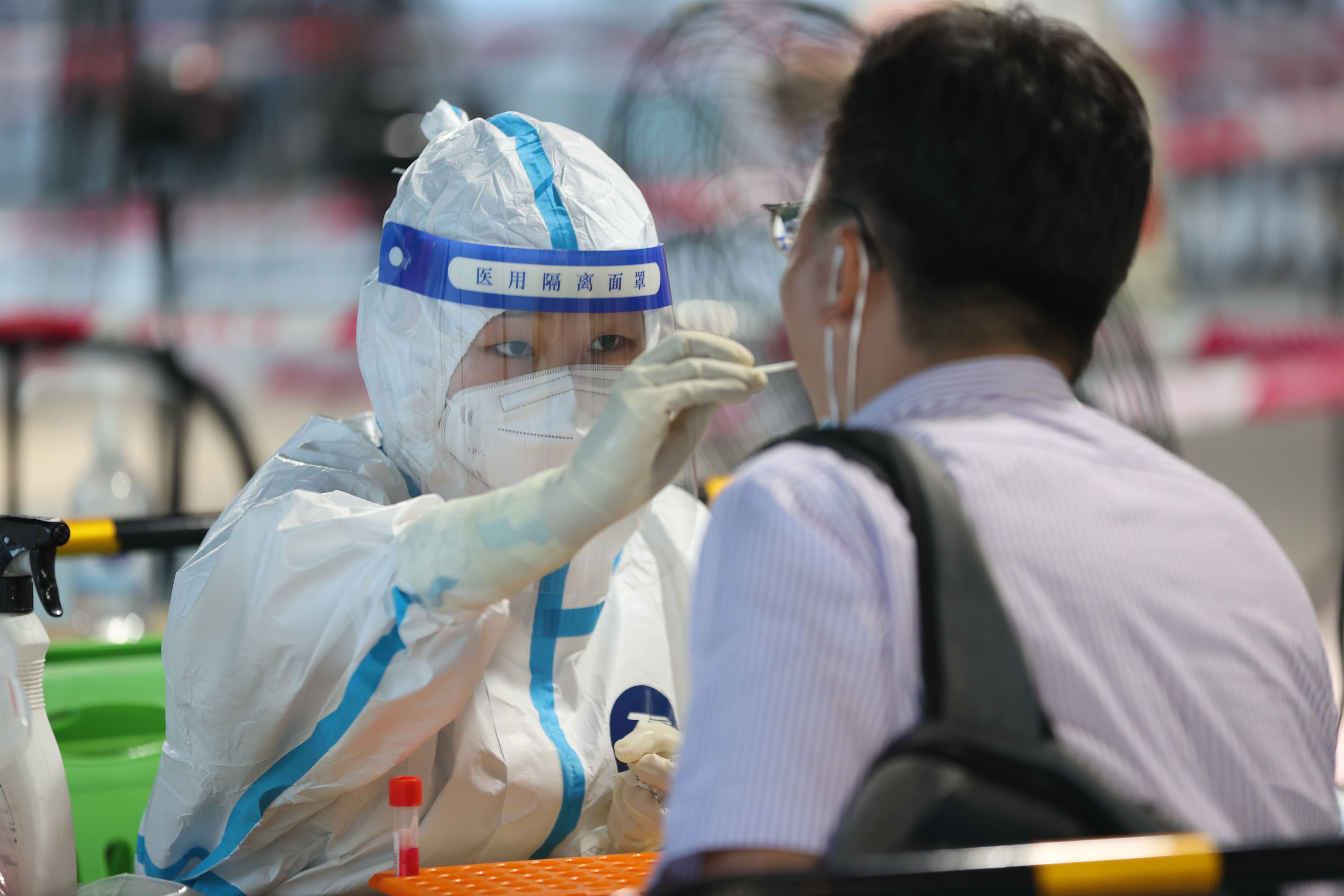 Pruebas de ácido nucleico de COVID-19 el 10 de agosto de 2022 en Xiamen, provincia china de Fujian. (Foto de Zeng Demeng/VCG a través de Getty Images)