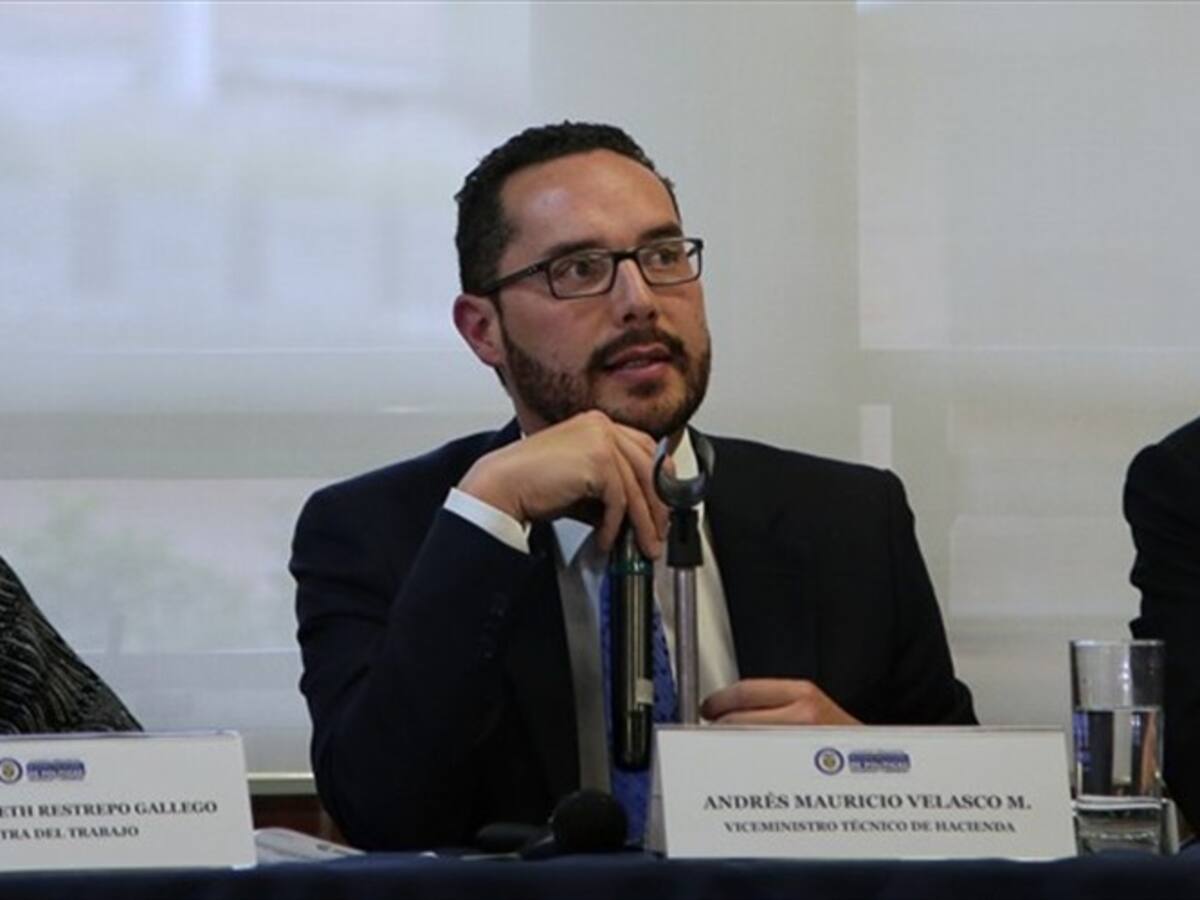 No conozco la razón de la salida de Marcela Huertas: Andrés Velasco