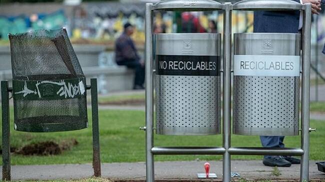 La UAESP ha recibido el reporte, por parte de los operadores de aseo de Bogotá, del robo de más de 3.200 cestas de basura. Foto: https://bogota.gov.co/