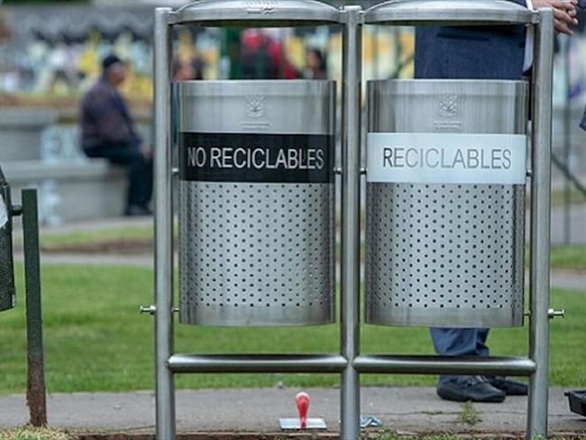 La UAESP ha recibido el reporte, por parte de los operadores de aseo de Bogotá, del robo de más de 3.200 cestas de basura. Foto: https://bogota.gov.co/