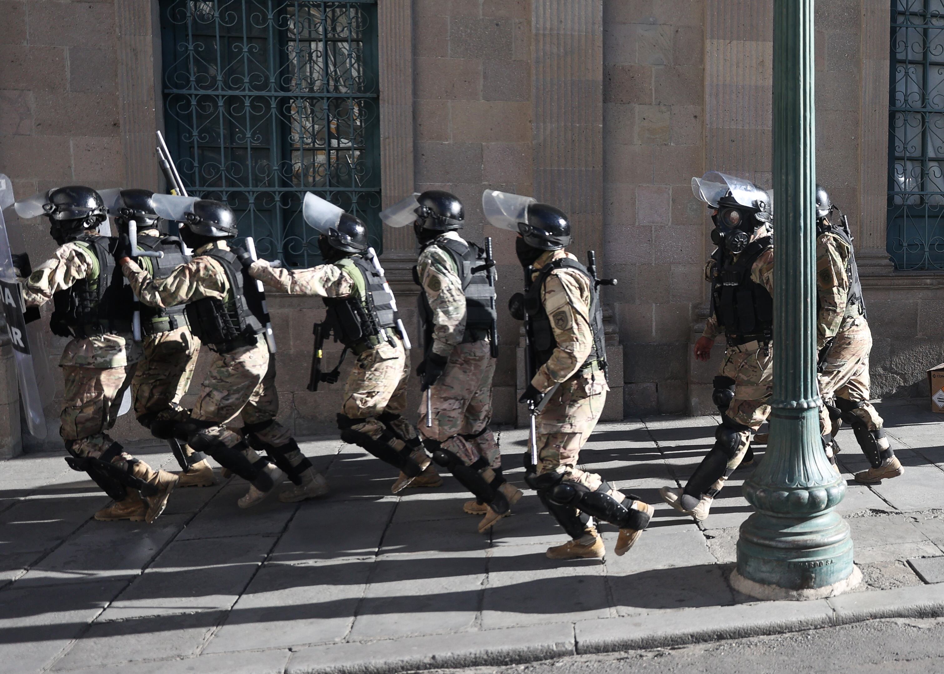 Militares ingresan a la sede del Gobierno de Bolivia en La Paz. Foto: EFE/ Luis Gandarillas