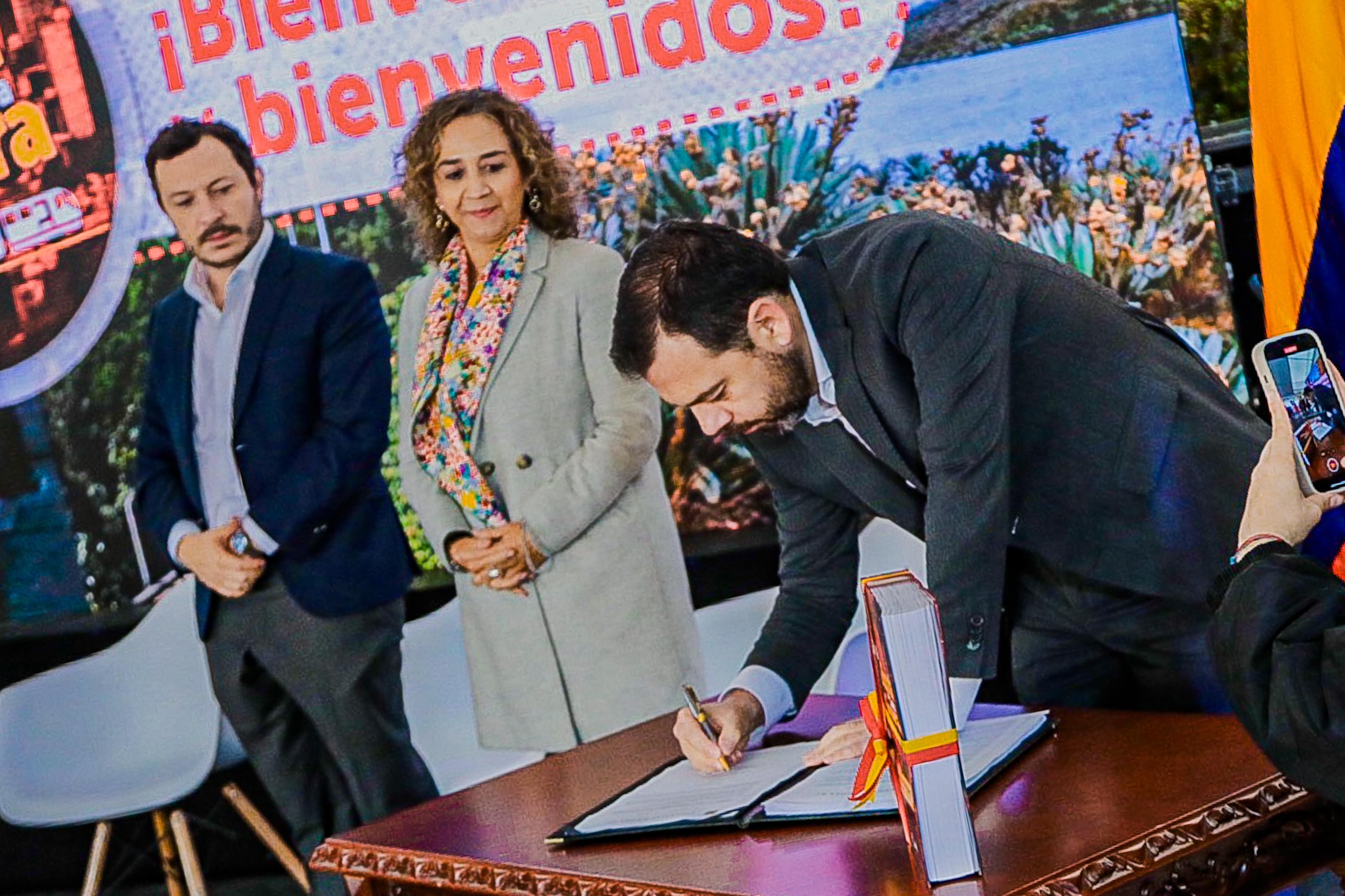 Carlos Fernando Galán firmando el Plan Distrital de Desarrollo de Bogotá. Foto: Alcaldía Mayor de Bogotá