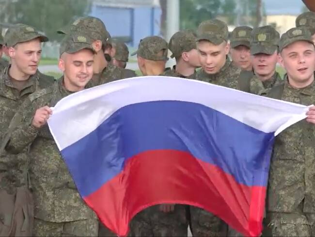 Primer grupo de soldados rusos entregados por las autoridades ucranianas. FOTO: Russian Defense Ministry/Anadolu via Getty Images