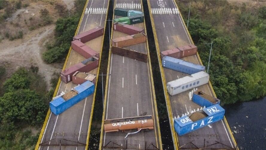 Las autoridades venezolanas reforzaron el bloqueo en el puente Tienditas que comunica a Cúcuta con el municipio de Pedro María Ureña. Foto: Agencia AFP