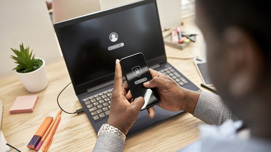 Ciberseguridad. Foto: Getty Images / cuatro pasos para proteger sus cuentas al hacer compras online