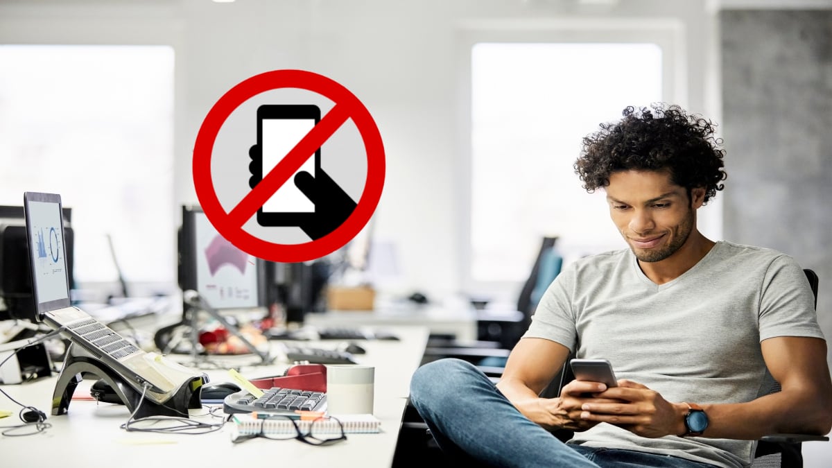 Hombre usando su celular en el lugar de trabajo (Getty Images)