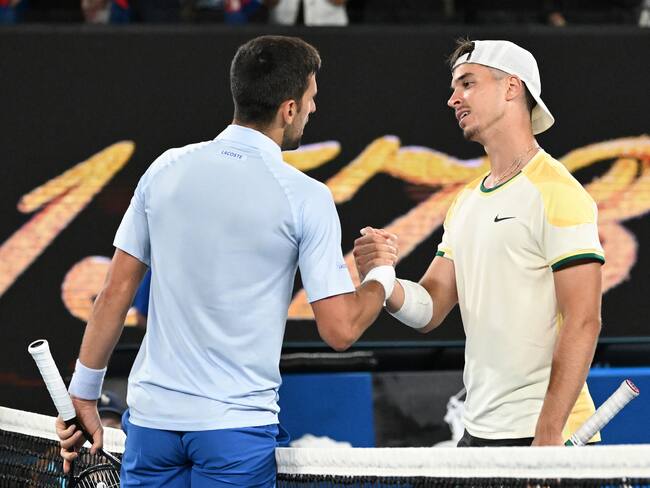 Melbourne (Australia), 13/01/2024.- Novak Djokovic of Serbia (left) shakes hands with Dino Prizmic of Croatia after defeating him in their first round match on Day 1 of the 2024 Australian Open at Melbourne Park in Melbourne, Australia, 14 January 2024. (Tenis, Croacia) EFE/EPA/LUKAS COCH AUSTRALIA AND NEW ZEALAND OUT
