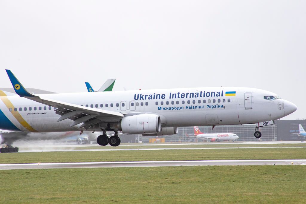 Avión Boeing 737-800 de Ukraine International Airlines (Photo by Nicolas Economou/NurPhoto via Getty Images)