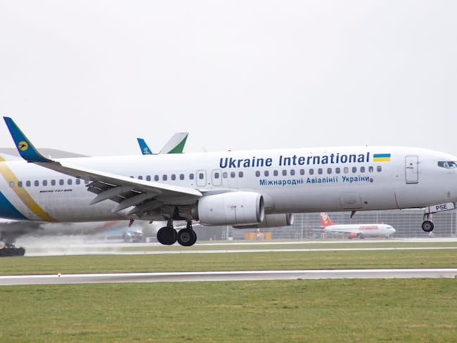 Avión Boeing 737-800 de Ukraine International Airlines (Photo by Nicolas Economou/NurPhoto via Getty Images)