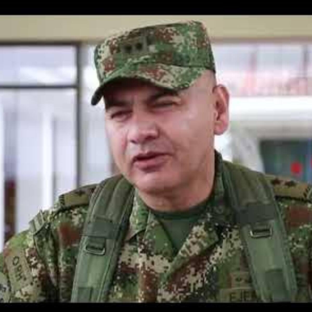 General Rojas asegura que denuncias por acoso sexual y vínculos con grupos son “montajes”