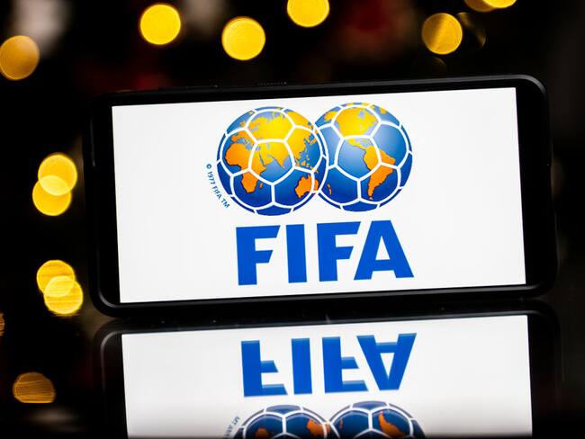 Logo de la Fifa. Foto: Mateusz Slodkowski/SOPA Images/LightRocket via Getty Images.