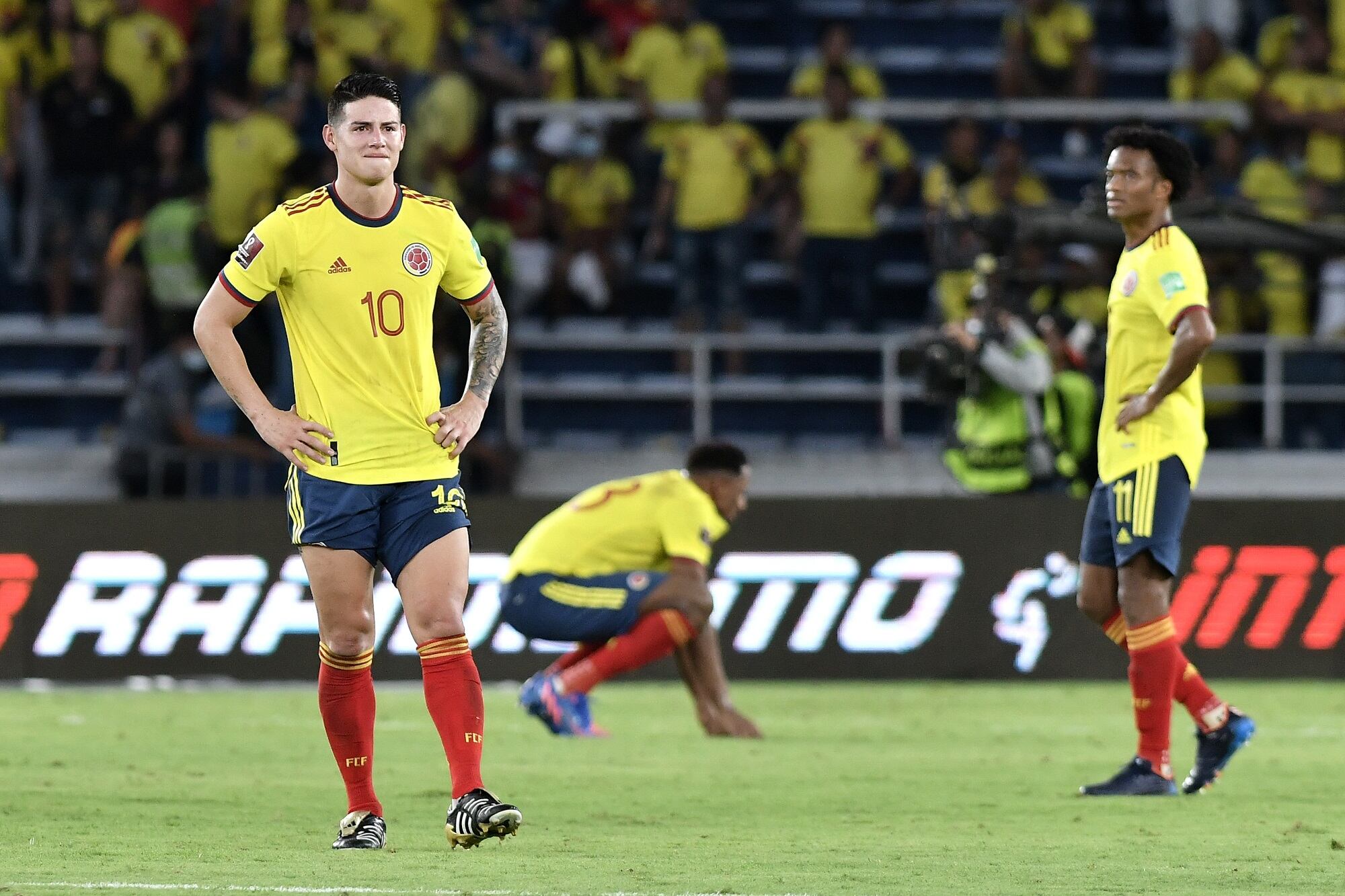 James Rodríguez, Yerry Mina y Juan Guillermo Cuadrado tras perder ante Perú. Foto: Getty Images