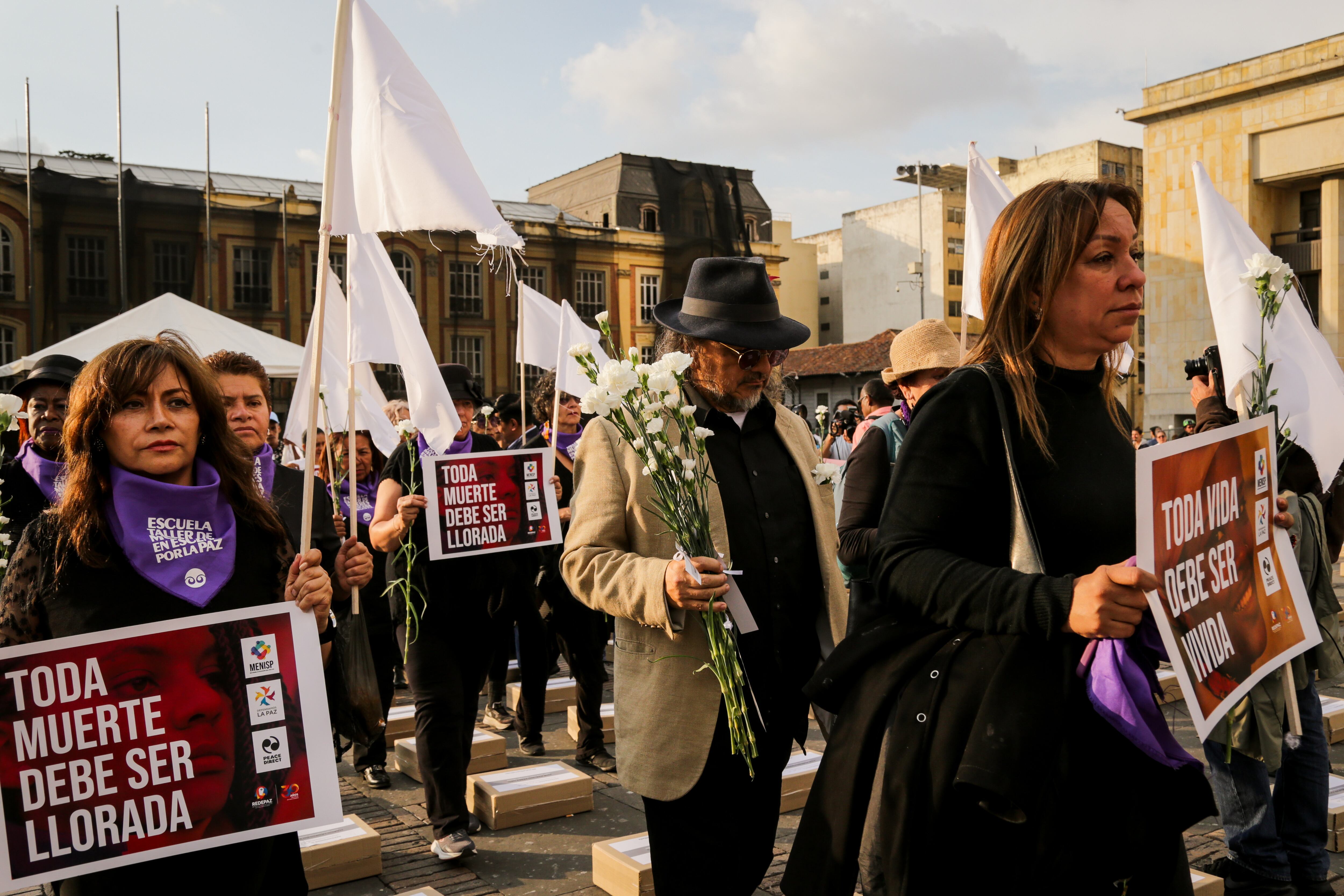 Bogotá. Febrero 20 de 2024. En la Plaza de Bolívar, el movimiento cívico Defendamos La Paz organizó un Duelo Colectivo para rendir homenaje a la memoria de 1408 líderes sociales y 416 excombatientes asesinados desde la firma del Acuerdo de Paz. (Colprensa - Mariano Vimos)