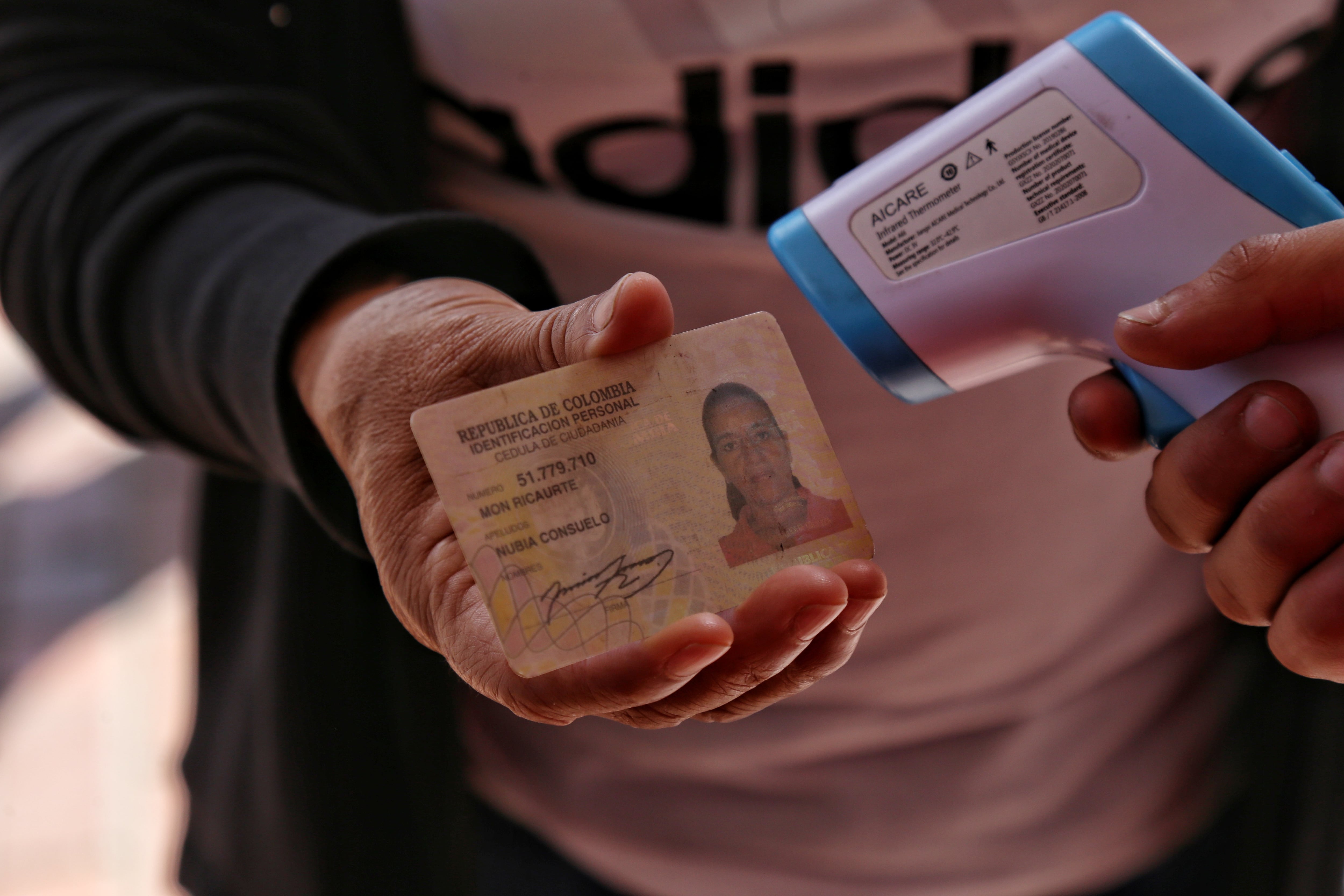 Bogotá. 21 de Diciembre de 2020. Una persona mostrando la cédula en medio del antiguo "pico y cédula" implementado en Bogotá durante la pandemia. (Colprensa - Camila Díaz)