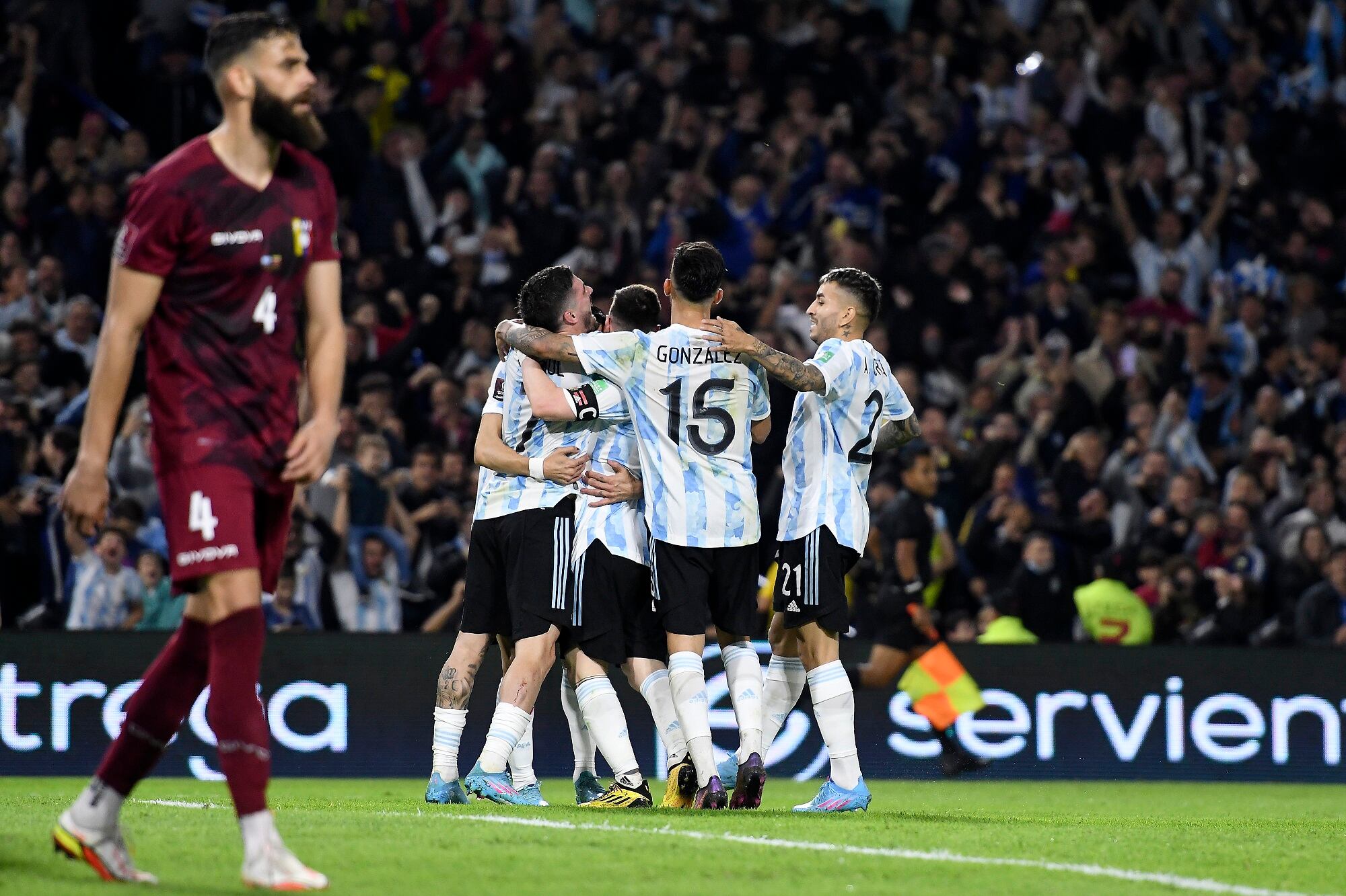 Jugadores de Argentina celebrando victoria ante Venezuela (Photo by Marcelo Endelli/Getty Images)