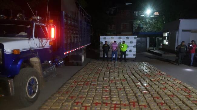 El camión y las cabezas de ganado fueron incautados, y el conductor capturado. Foto: Policía Nacional